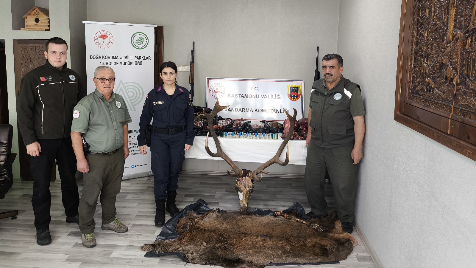 Kastamonu'da kaçak avcıların evine baskın yapıldı: Evdeki geyik etinden yapılan sucuklar ve tavşan etleri dikkat çekti!