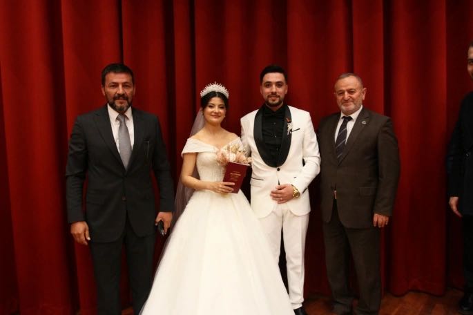 Akyüz ailesinin mutlu günü! Gazeteci Saki Akyüz’ün oğlu Taha Akyüz ve Elif Tüzek ile mutluluğa imza attı
