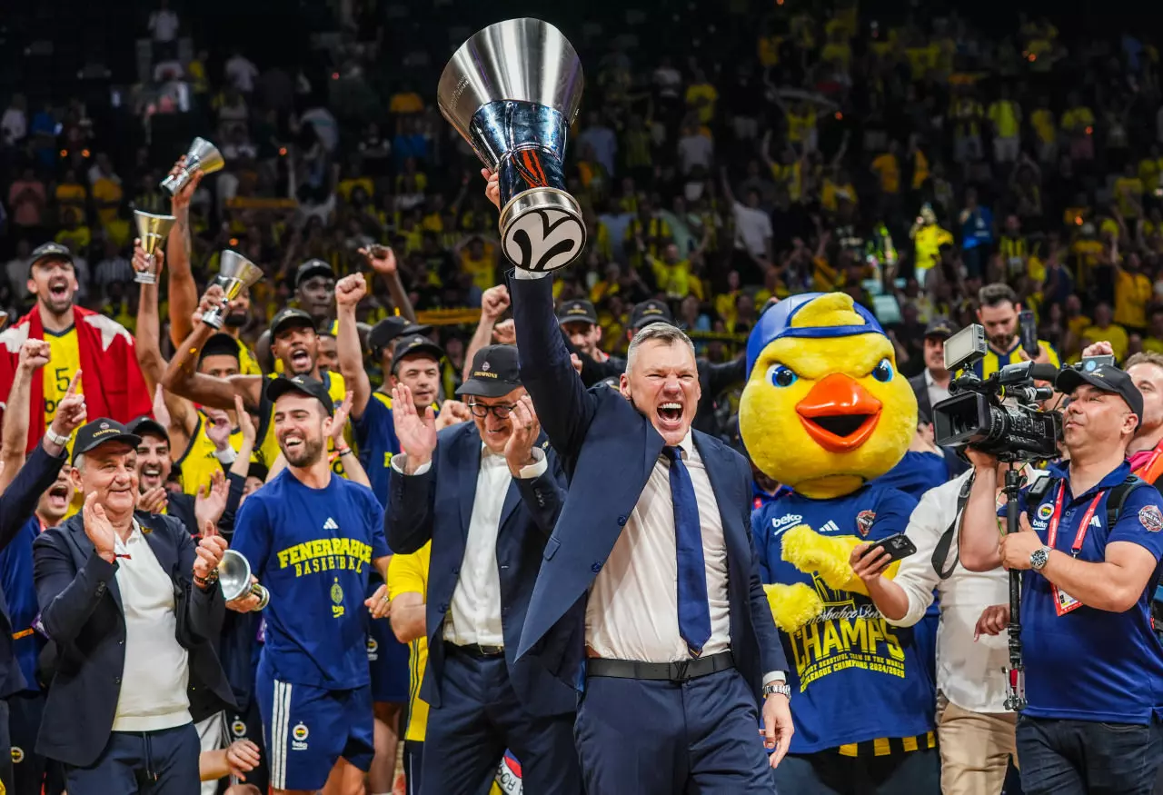Fenerbahçe Beko, EuroLeague'de kupayı kucakladı!