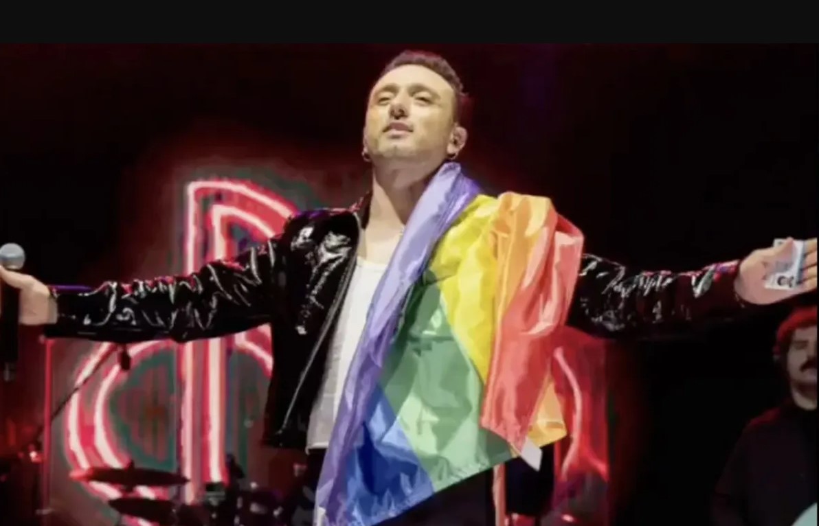 Konser değil, eşcinsellik propagandası: ODTÜ'de Mabel Matiz öğrencilere LGBT flaması salladı!