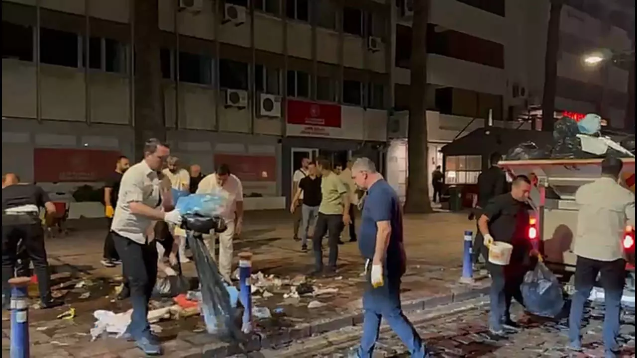 İzmir'de çöp kavgası: Çalışanlar grev yapınca başkan eldiver takıp çöp topladı!