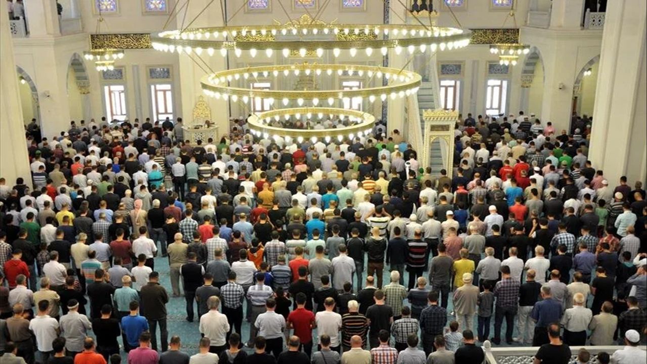 Diyanet İşleri başkanlığı açıkladı! İl il bayram namazı saatleri: İstanbul, Ankara, İzmir...