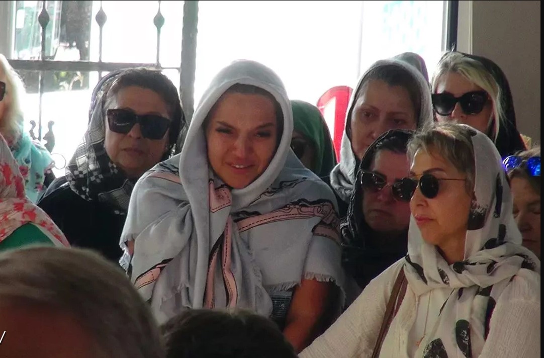 Ünlü şarkıcı acı haberle yıkıldı: Demet Akalın cenazede gözyaşlarını tutamadı