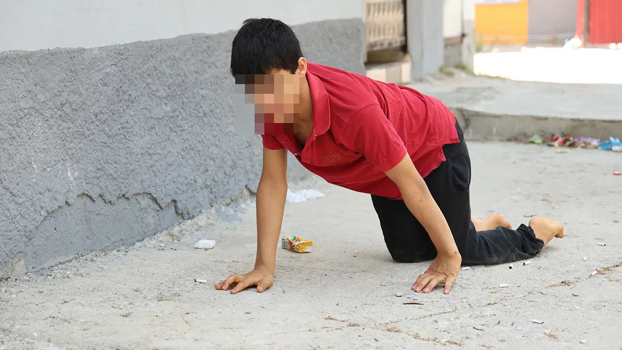 Vicdansızlığın böylesi: Enes'in tekerlekli sandalyesini çalarak, sokaklarda emeklemek zorunda bıraktılar!
