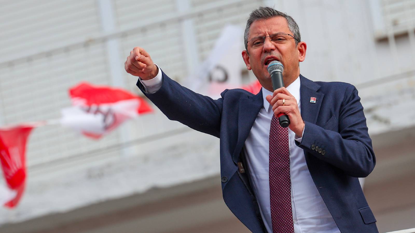 Özgür Özel tutuştu: CHP kurultay davasının ertelenmesinden sonra dikkat çeken açıklama!