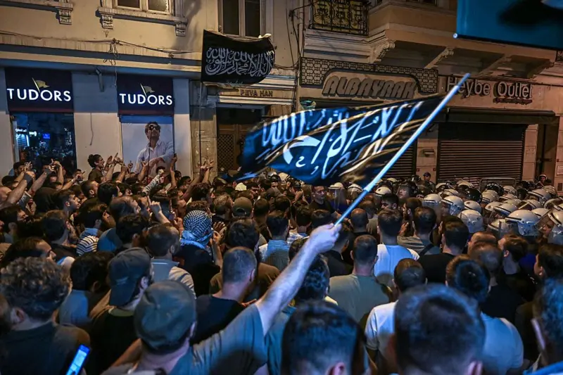 Leman Dergisi haddi aştı: Skandal karikatüre ve sorumlularına protesto sonrası gözaltı!