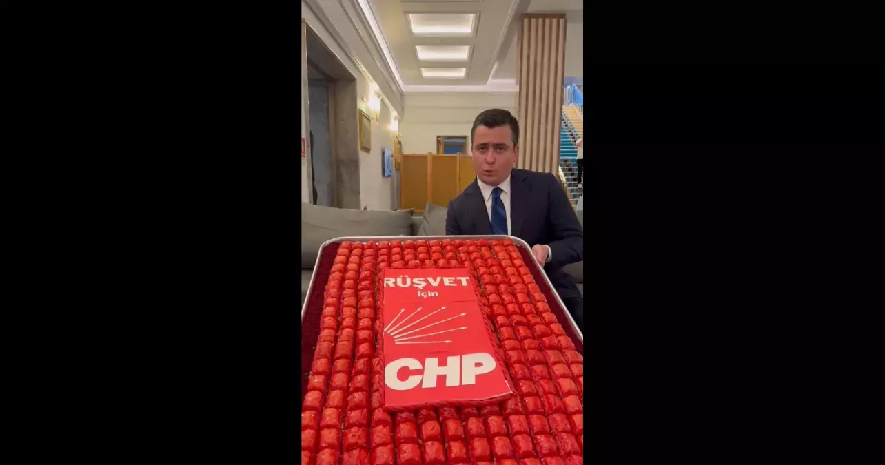 Osman Gökçek'ten CHP'li vekillere baklava ziyafeti: Elinde "Rüşvet için CHP" yazılı baklavayla meclise geldi!