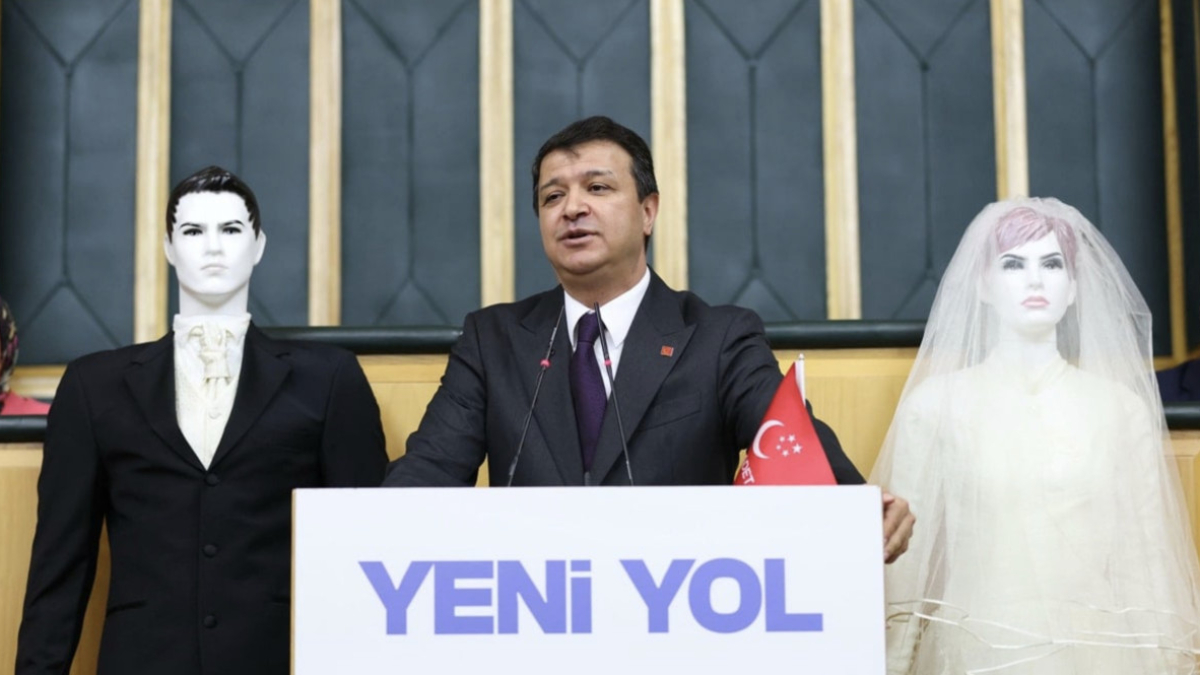 TBMM'de dikkat çeken protesto: Kürsüye gelin ve damat mankeniyle çıktı!