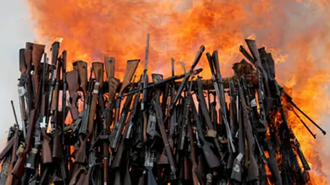 Tarihi günde yeni görüntüler geliyor: İlk PKK'lı grup silahlarını yaktı!