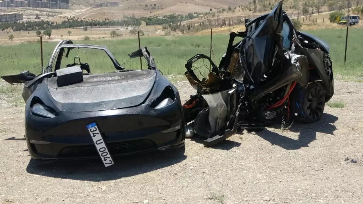 Tesla resmen ikiye bölündü: O kazadan sağ çıkamadılar!