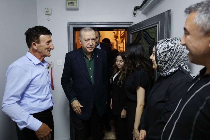 Cumhurbaşkanı Erdoğan,15 Temmuz şehitlerinin ailelerini ziyaret etti