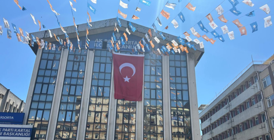 Başkan Erdoğan'ın çağrısına ses verildi: Kartal  ve İstanbul ay yıldızla süslendi