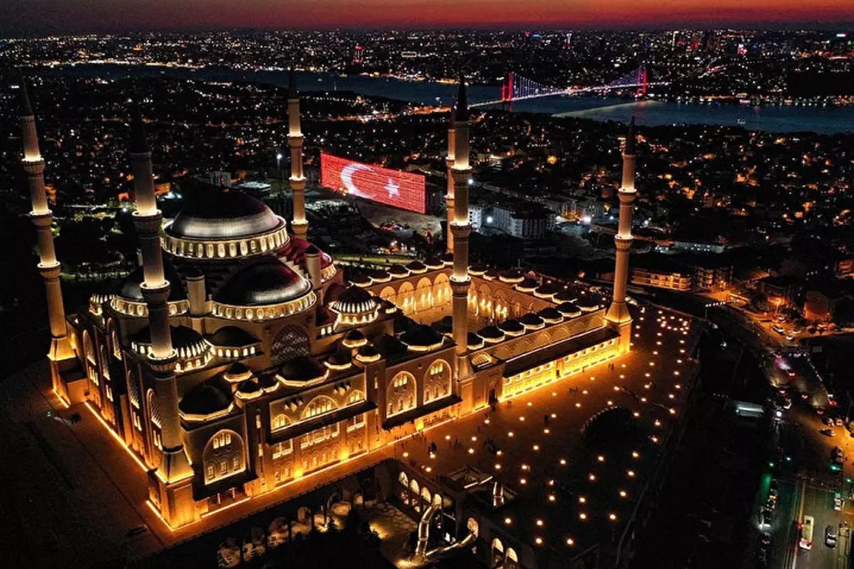 15 Temmuz'un yıldönümünde tek yürek olundu: Tüm camilerden sela sesleri yükseldi