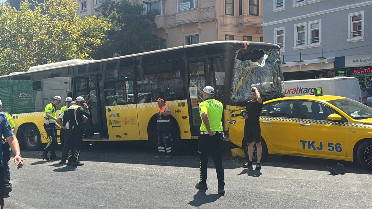 İstanbul Beyoğlu’nda hareketli saatler: Freni patlayan otobüs önündeki 9 aracı biçti geçti!