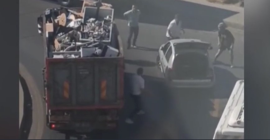 Trafikte keserli saldırı: Yol verme kavgası kameraya böyle yansıdı!