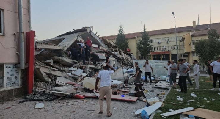 Son Dakika! Balıkesir sındırgı merkezli 6.1 şiddetinde deprem meydana geldi: yıkılan binalar var