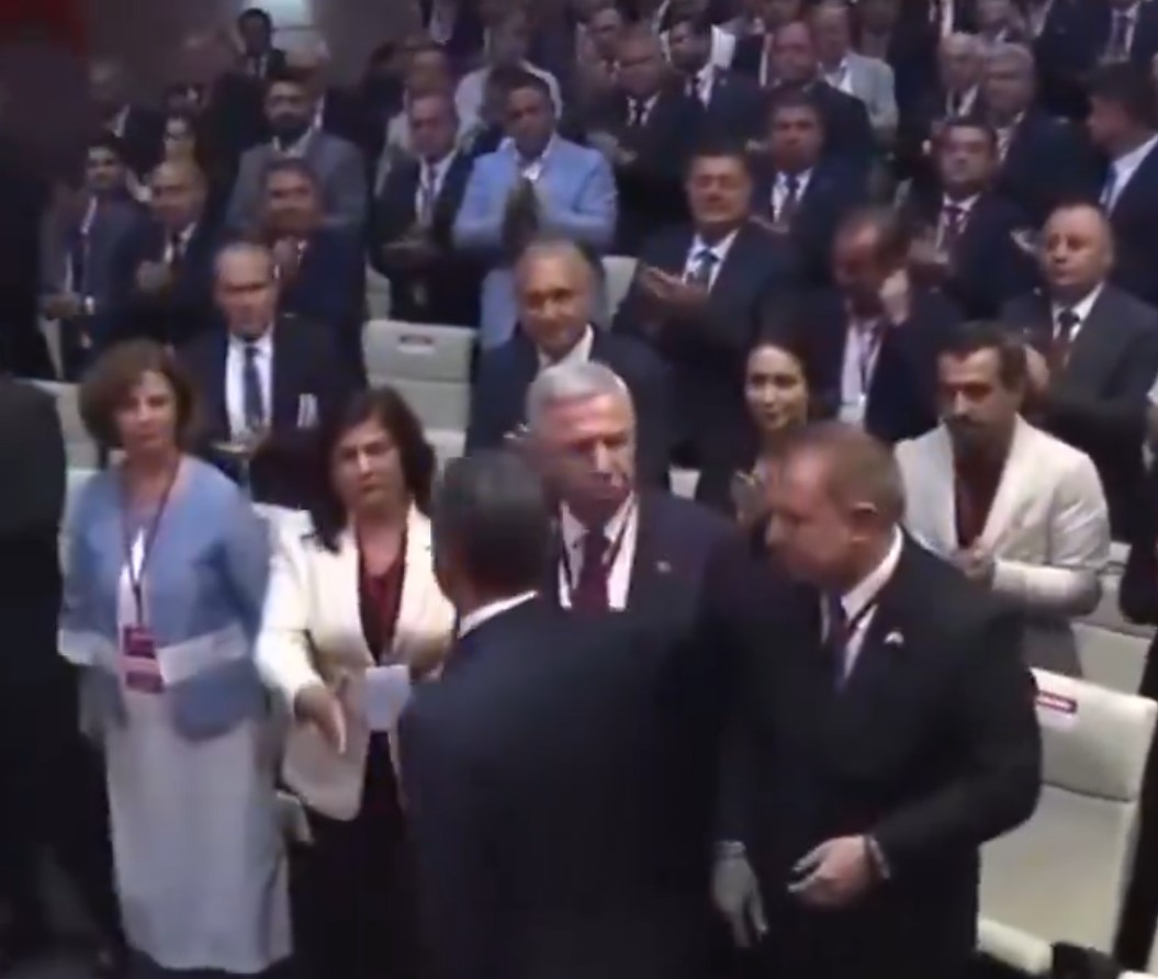 Topuklu Efe topuklamamış resmen kovulmuş: O video gündeme bomba gibi düştü!