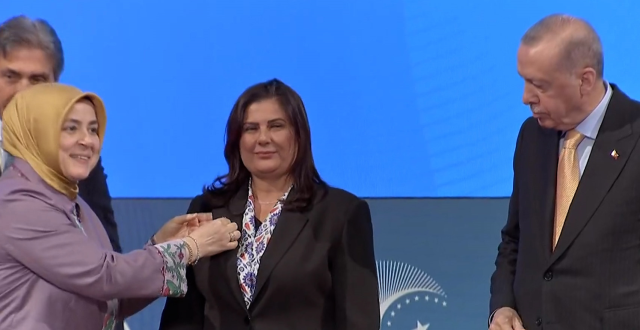 CHP'den istifa eden Özlem Çerçioğlu AK Parti'ye katıldı: Kürsüde dikkat çeken açıklama, ''Gerekirse tek tek anlatırım''