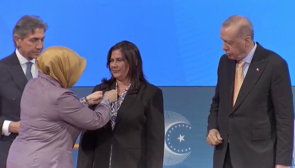 Topuklu efe'ye AK Parti rozeti: 15 Ağustos 2025 gazete manşetleri