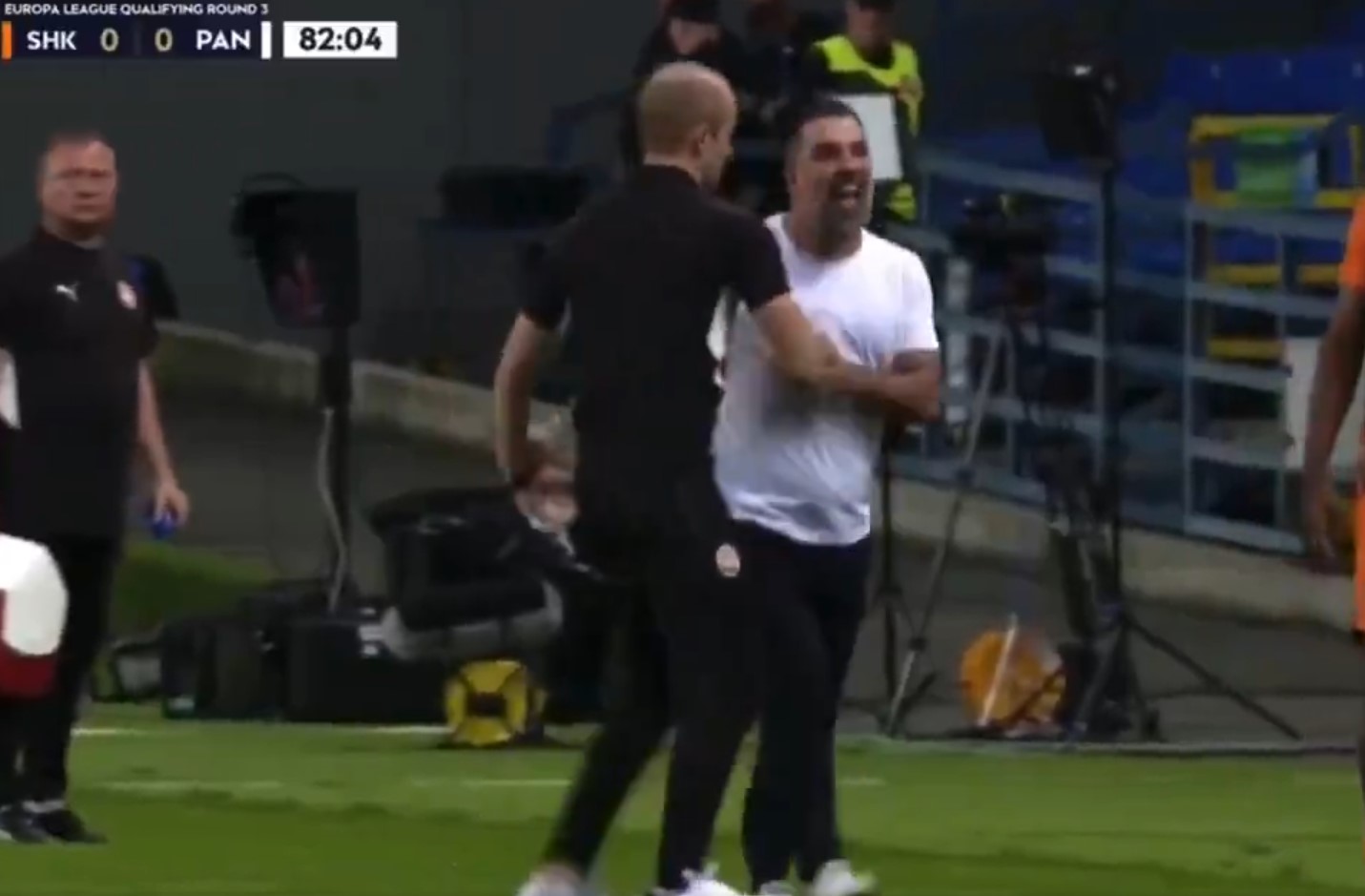 Rövanş maçı olaylı bitti: Arda Turan hakemin o kararı sonrası sinirden çılgına döndü!