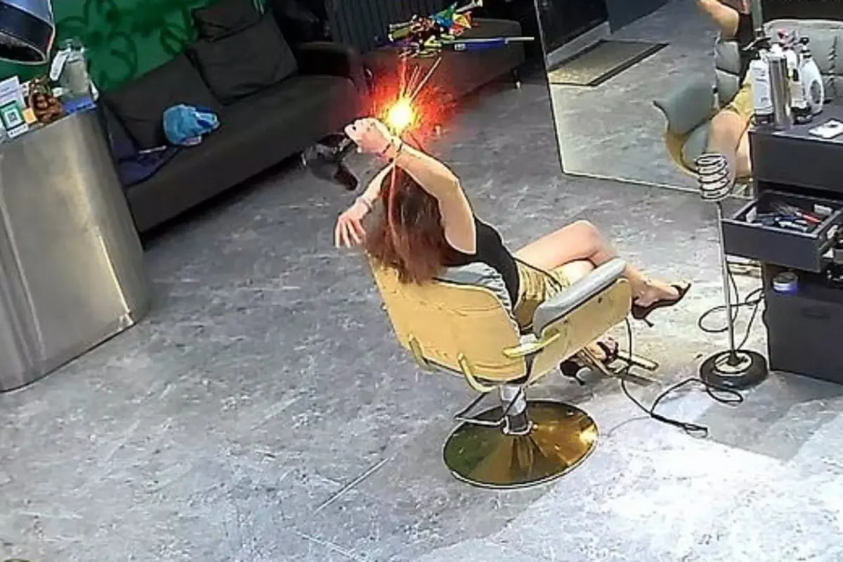 Kuaförde korku dolu anlar: Saç kurutma makinesi kadının elinde bomba gibi patladı!