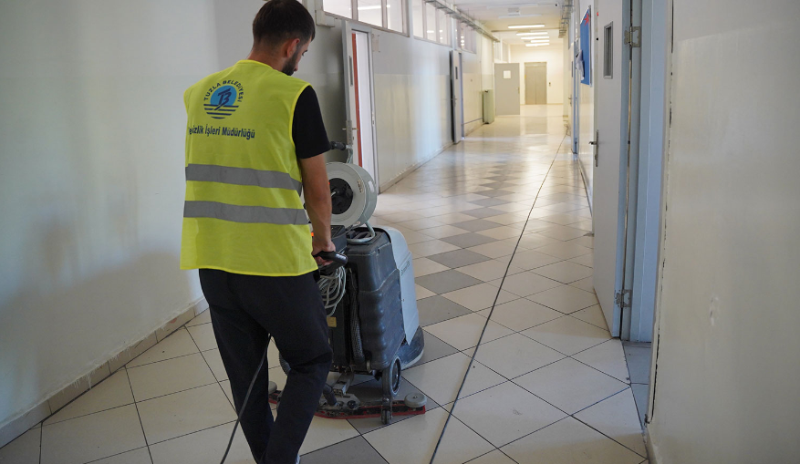Yeni eğitim öğretim yılı öncesi Tuzla Belediyesi'nden okullara bakım onarım ve temizlik çalışması