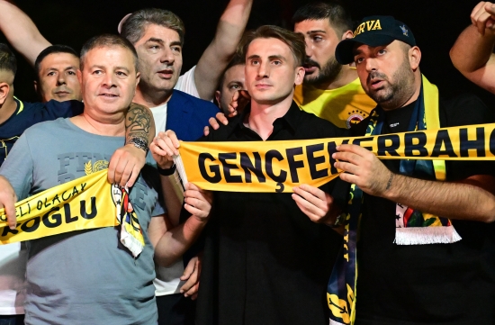 Kerem Aktürkoğlu'nun ''Türkiye'nin en şerefli kulübüne geldim'' sözlerine büyük tepki: Boşuna dayak yemedi, sen adam değilsin!