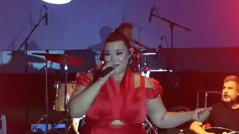 Tuğçe Kandemir'e sahnede kötü sürpriz: Bir anda yere kapaklandı!