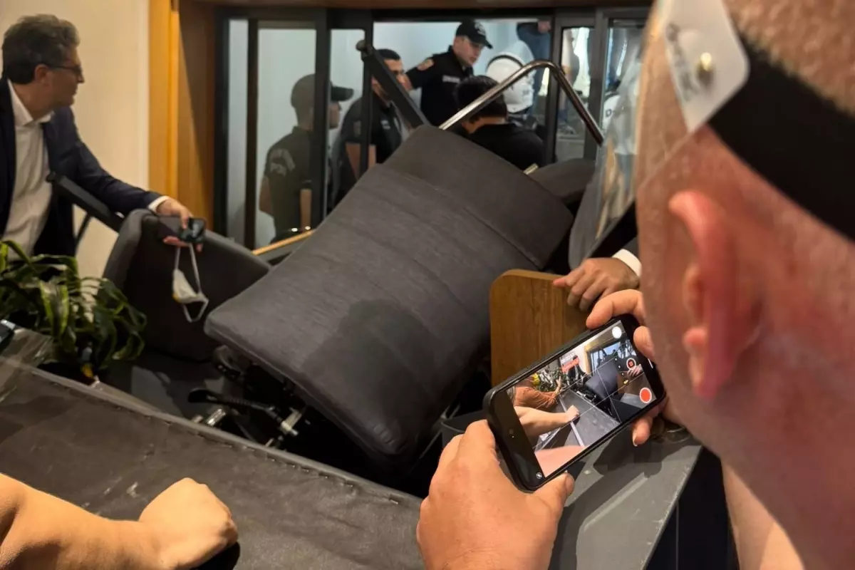 Gürsel Tekin'in girdiği CHP il binasında ortalık karıştı: CHP'li vekiller makam odasına barikat kurdu!