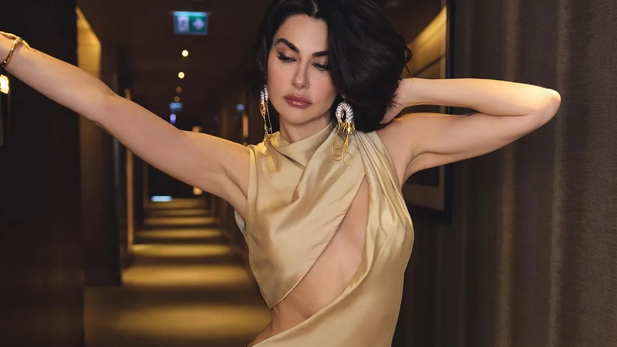 Nesrin Cavadzade'nin dekoltesine yorum yağdı! ''Alev alev, Şak gibi güzellik''