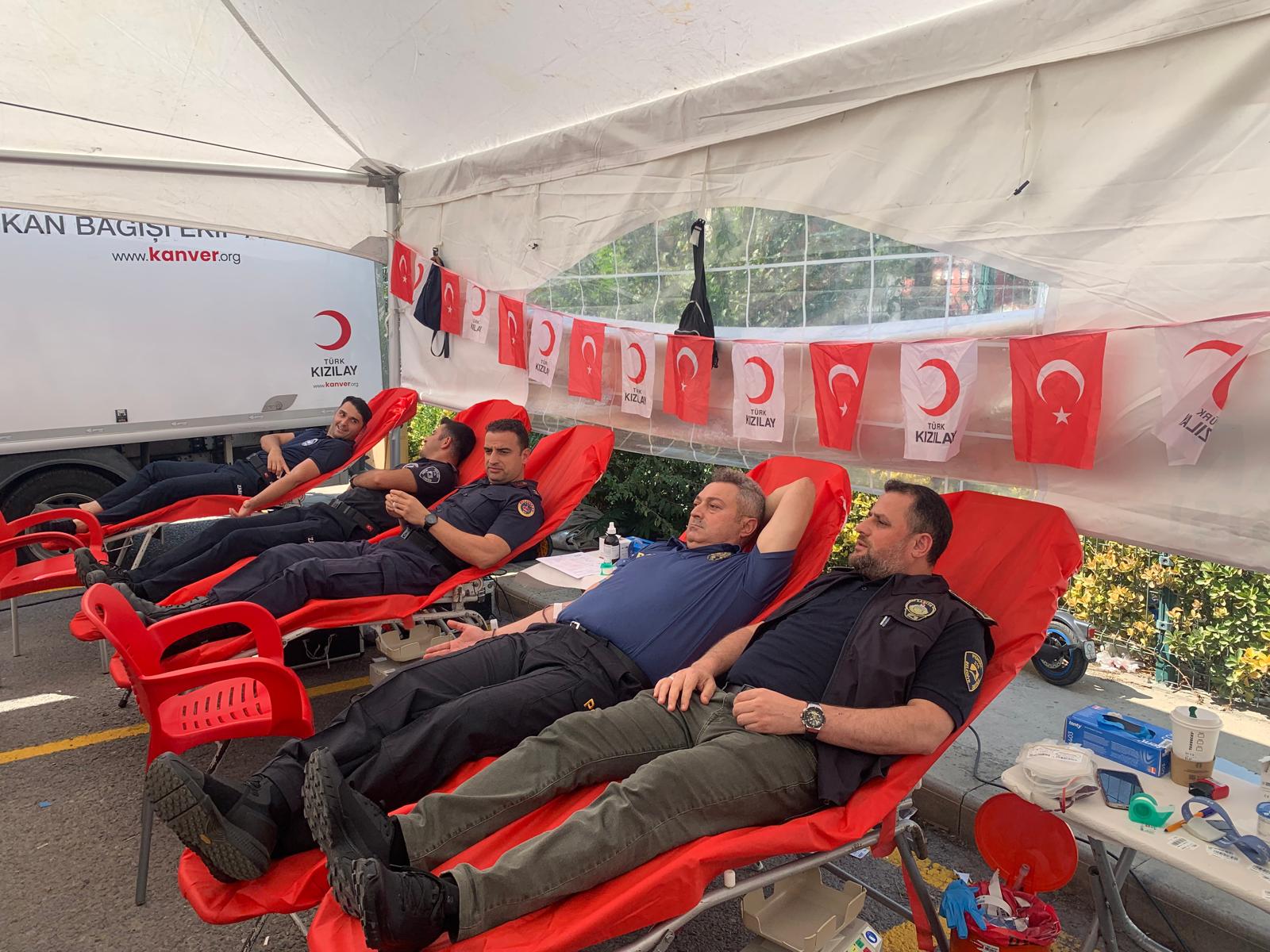 Pendik'te örnek davranış! İlçe kolluk kuvvetleri Kızılay'a kan bağışında bulundu