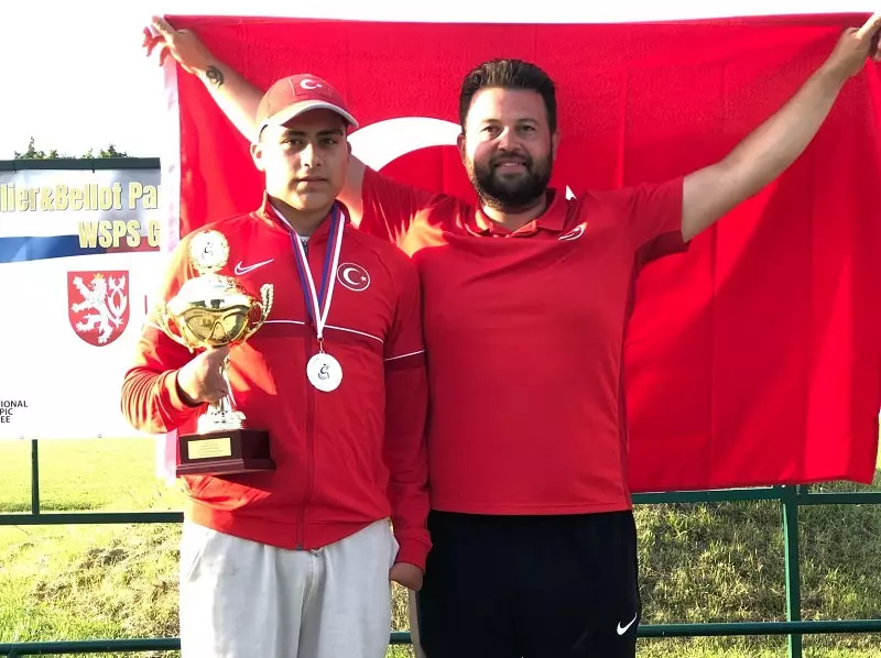 Milli sporcumuz destan yazdı: Muaz Erdem Madran, atıcılıkta dünya şampiyonu olarak tarihe geçti!