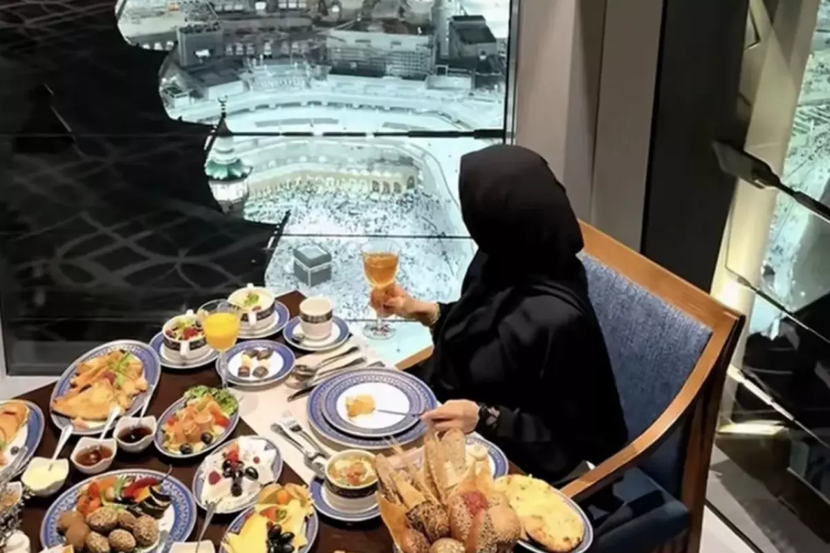 İnsanlığın öldüğü fotoğraf karesi! Gazze'de insanlar açlıktan ölürken, Kabe'den yapılan bu paylaşım infial yarattı