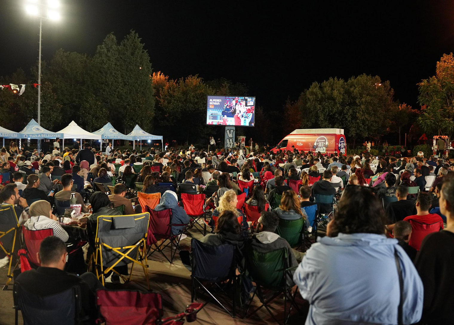 Tuzla’da EuroBasket final heyecanı dev ekranlarda yaşandı