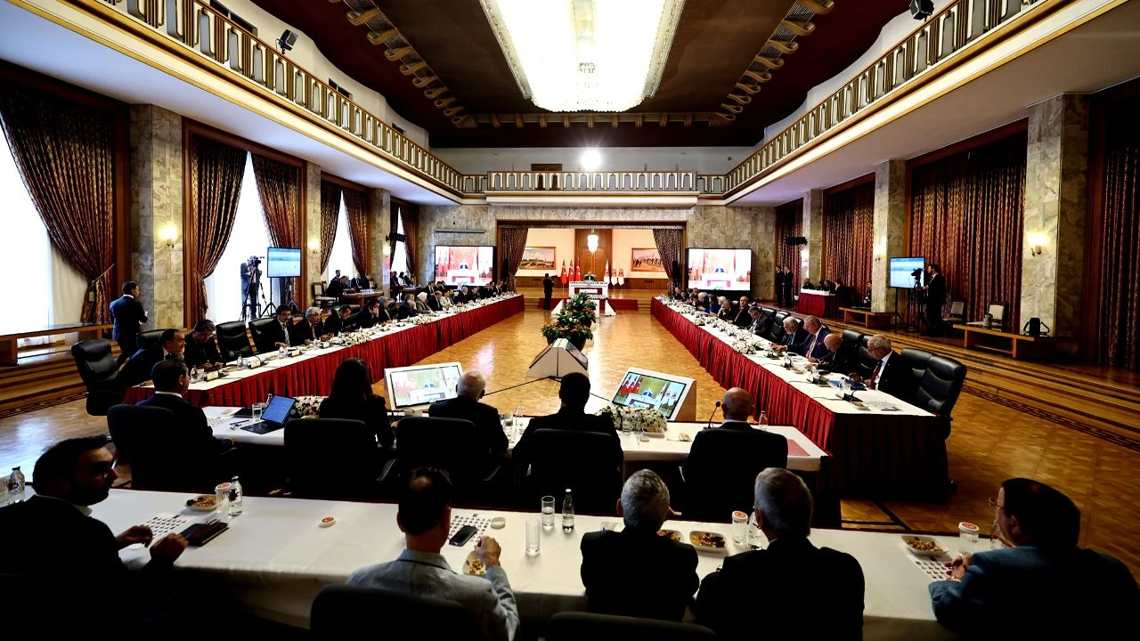 Son dakika! TBMM'de hareketli dakikalar:Terörsüz Türkiye komisyonunda, DEM Parti salonu terk etti!