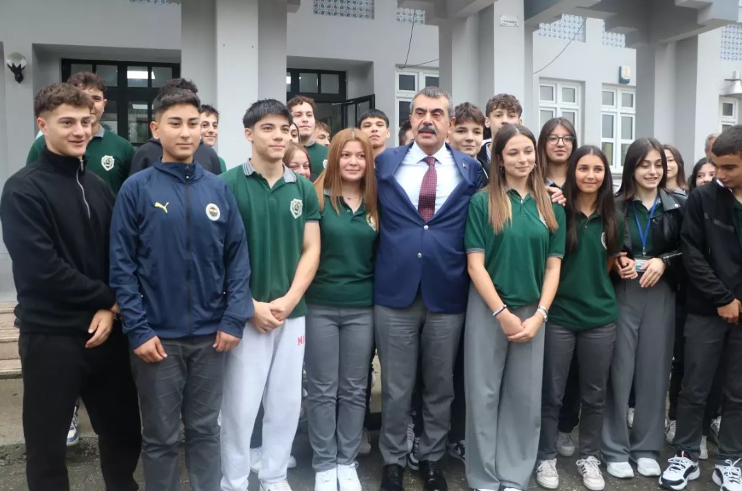 Bakan Yusuf Tekin'in okul ziyaretinde öğretmenler şaşkınlık yaşadı: Öğrenci velisi zannettik!