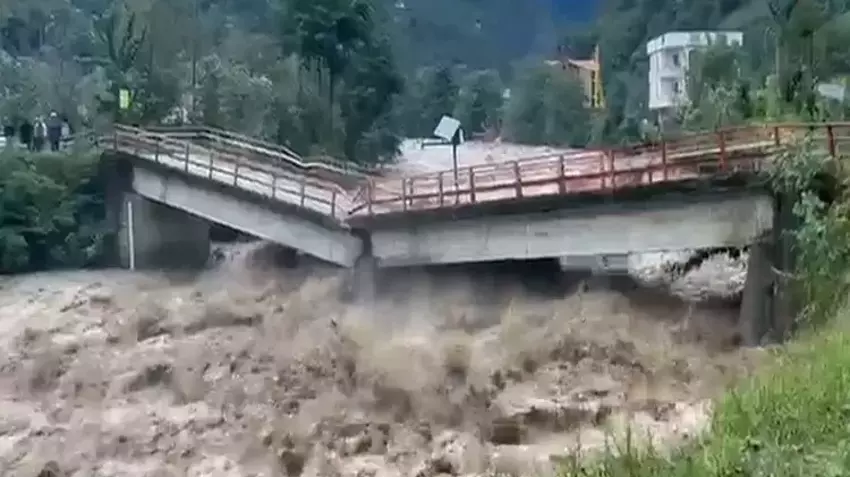 Karadeniz bölgesini sel vurdu! Kuvvetli yağış dört ilde etkili olurken dereler taştı köprüler yıkıldı ev ve iş yerlerini sel bastı