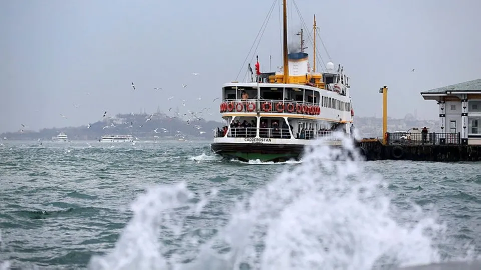 Meteoroloji'den fırtına alarmı: İstanbul'da bazı deniz seferleri iptal edildi!