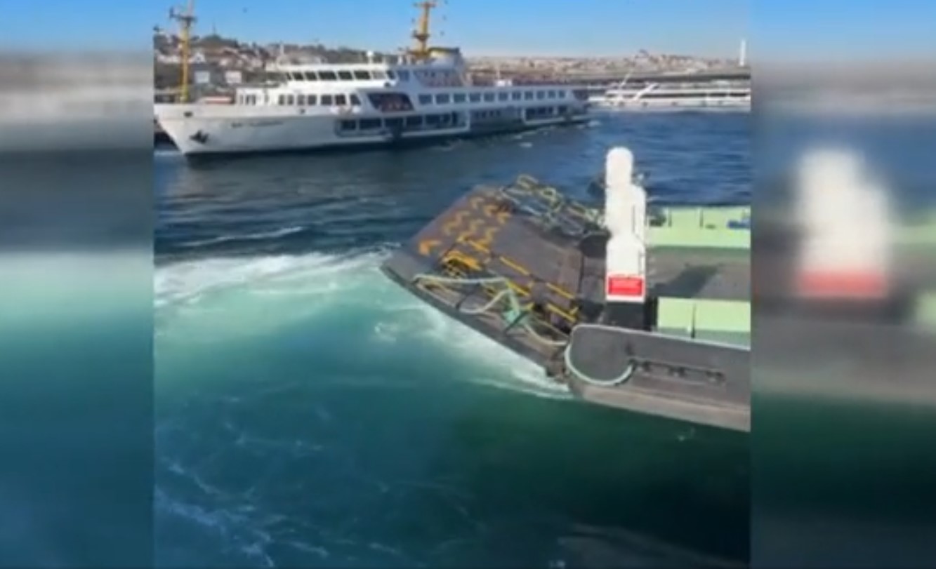 Son dakika! Sirkeci'de korku dolu anlar: Feribot önce vapura sonra iskeleye çarptı!