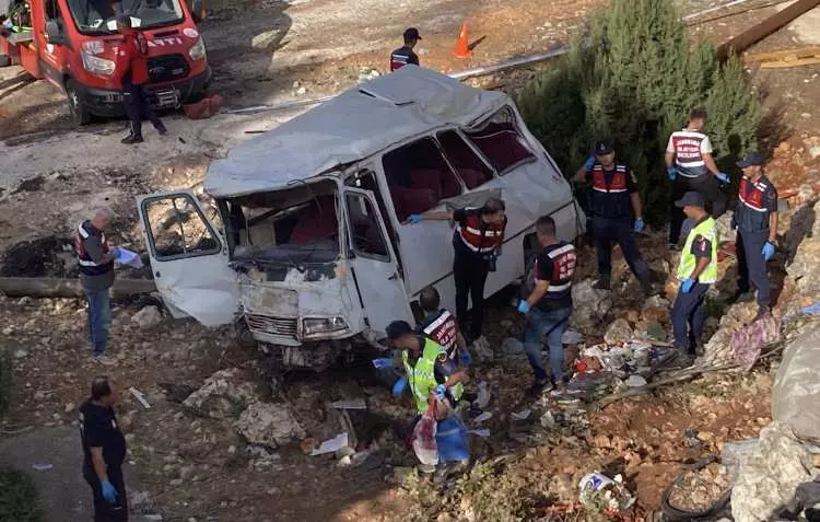Mersin'de feci kaza: Tarım işçilerinin bulunduğu minibüste can pazarı!