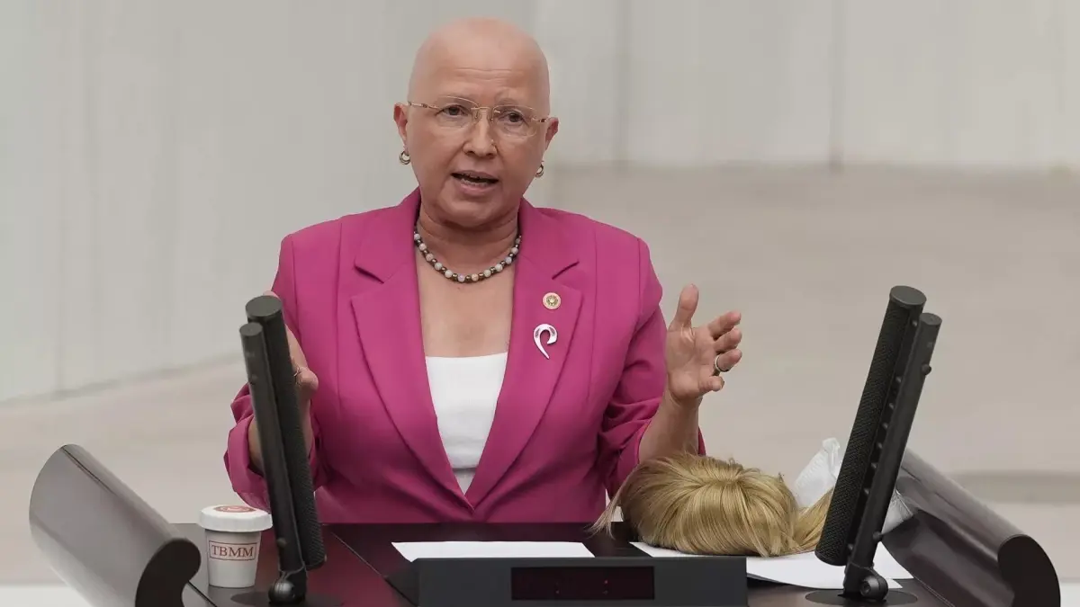 Kürsüde peruğunu çıkarmıştı: CHP'li Nurten Yontar kanseri yendiğini duyurdu