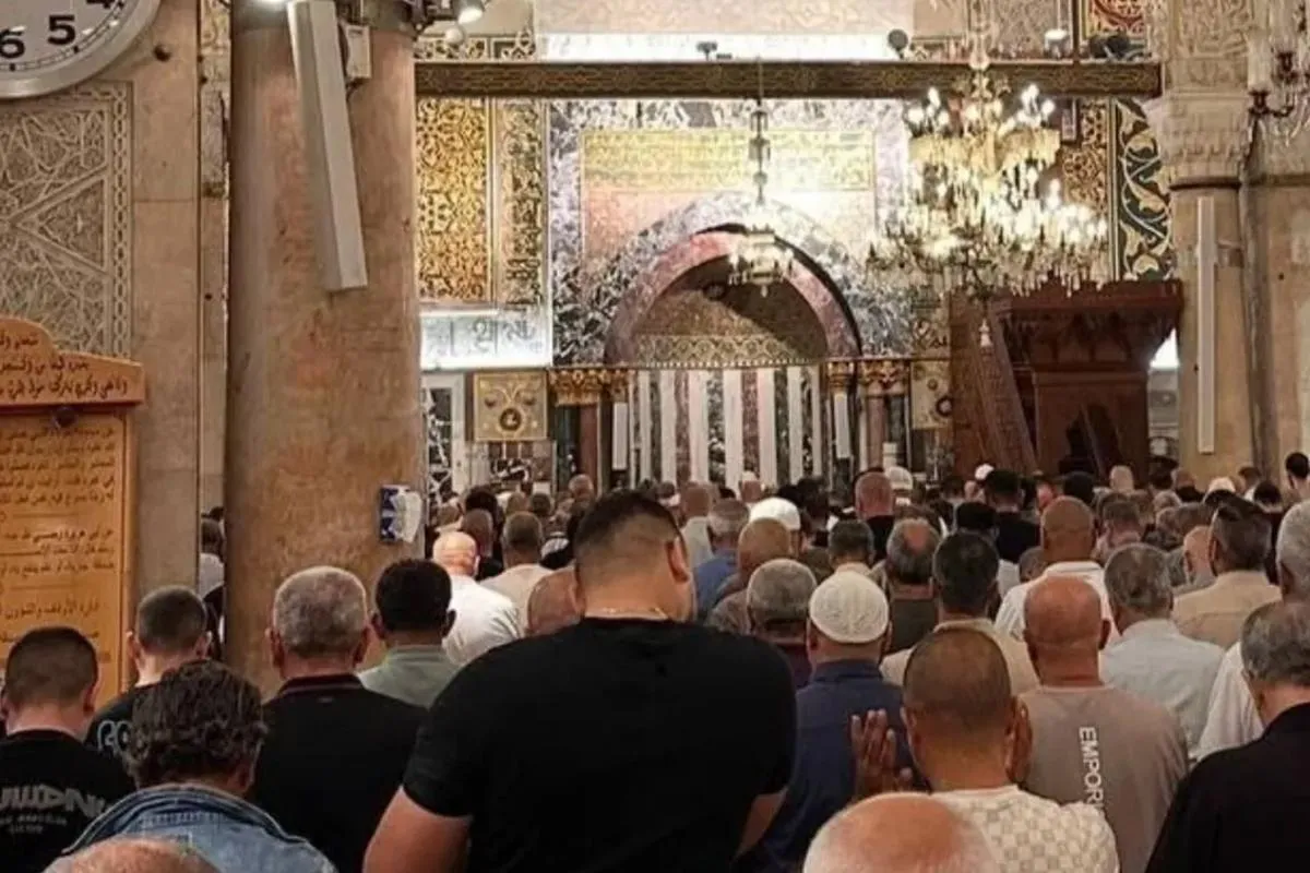 Gazze'de ateşkes sonrası Mescid-i Aksa'da ilk namaz: Filistinliler sabah namazına akın etti