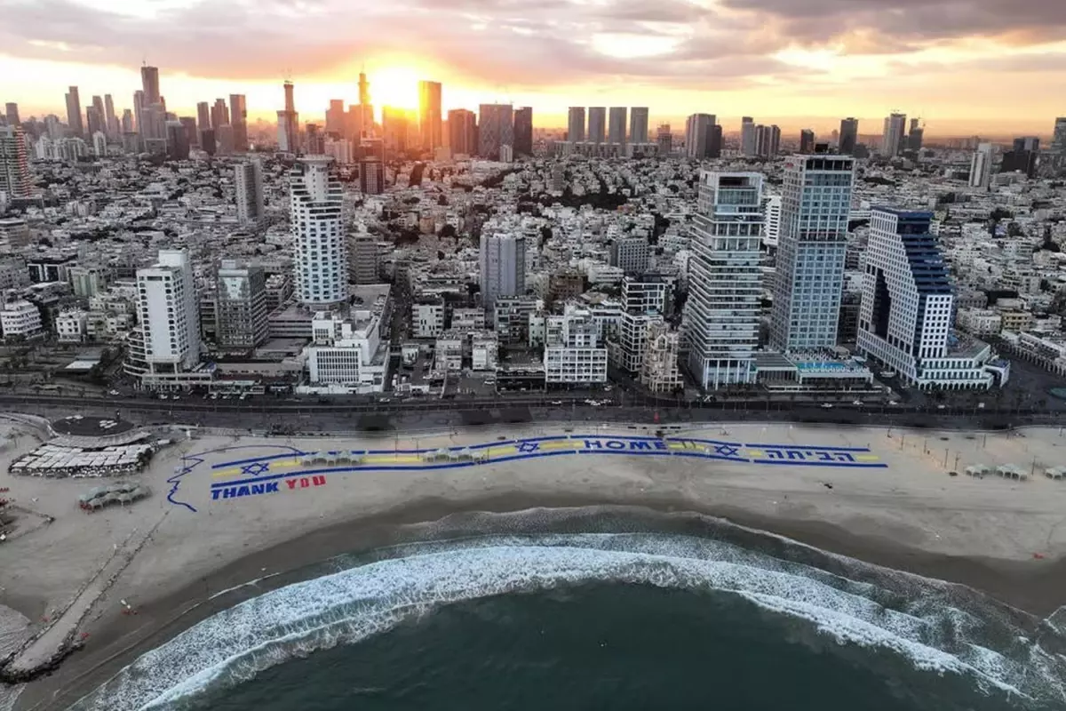 ABD Başkanı Donald Trump'a İsrail'de pankartlı karşılama: Plaja devasal "Teşekkürler" yazısı!