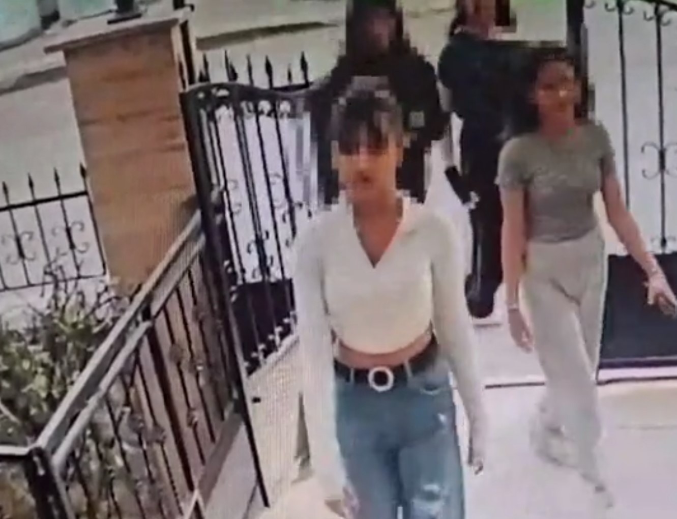 Akran zorbalığı kamerada: Eli bıçaklı kız çetesi bina basıp akranına korku yaşattı!