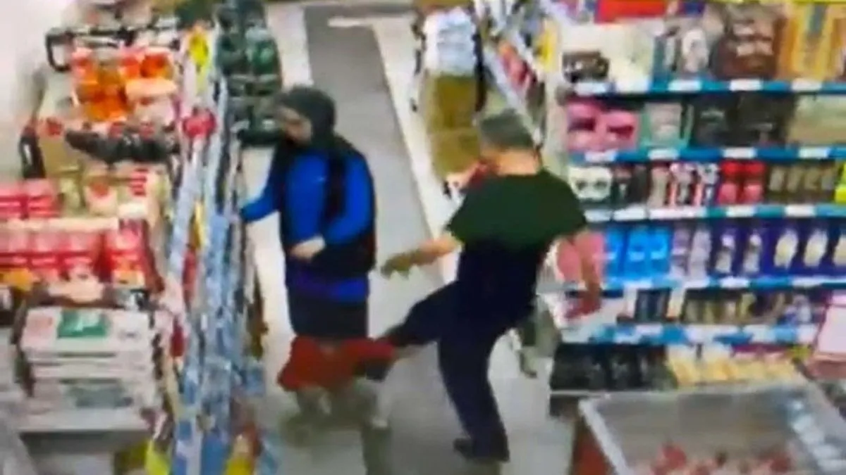 Böyle baba olmaz olsun: Markette çocuğunu acımasızca tekme tokat dövdü!