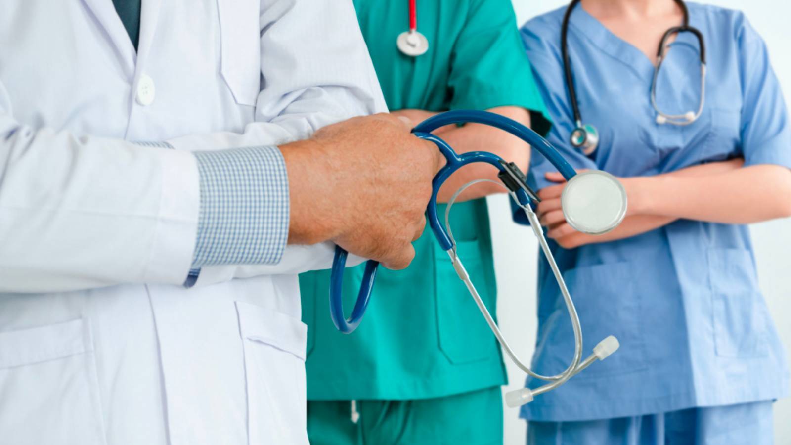 Bakanlıktan yeni düzenleme: Sağlık çalışanlarının kıyafetlerinin rengi değişiyor!