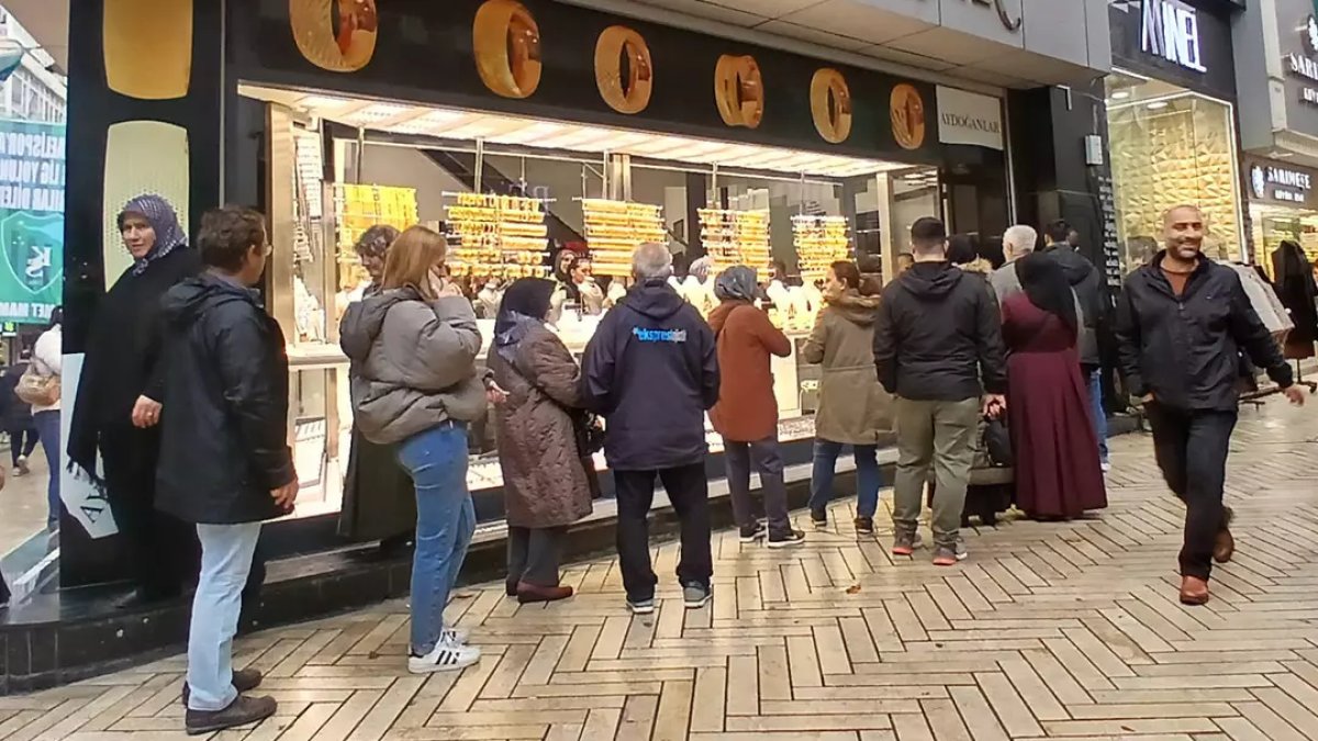Altın fiyatları çıldırdı: Kapalıçarşı'da kuyumcu önlerinde uzun kuyruklar oluştu!