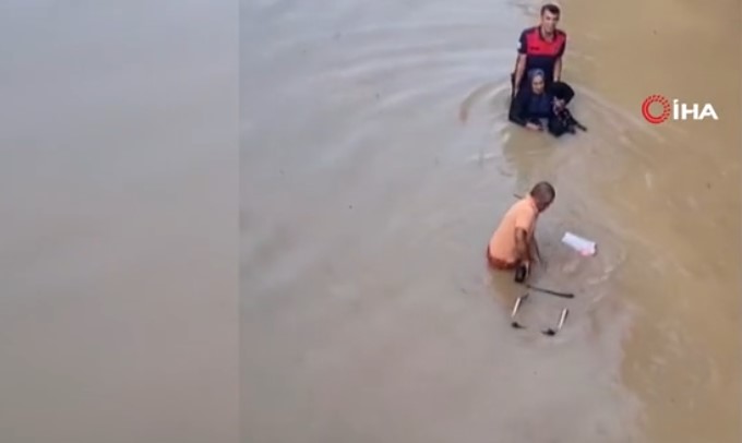 Suyla dolu alt geçitte can pazarı: Suya gömülen engelli yaşlı kadını itfaiye kurtardı