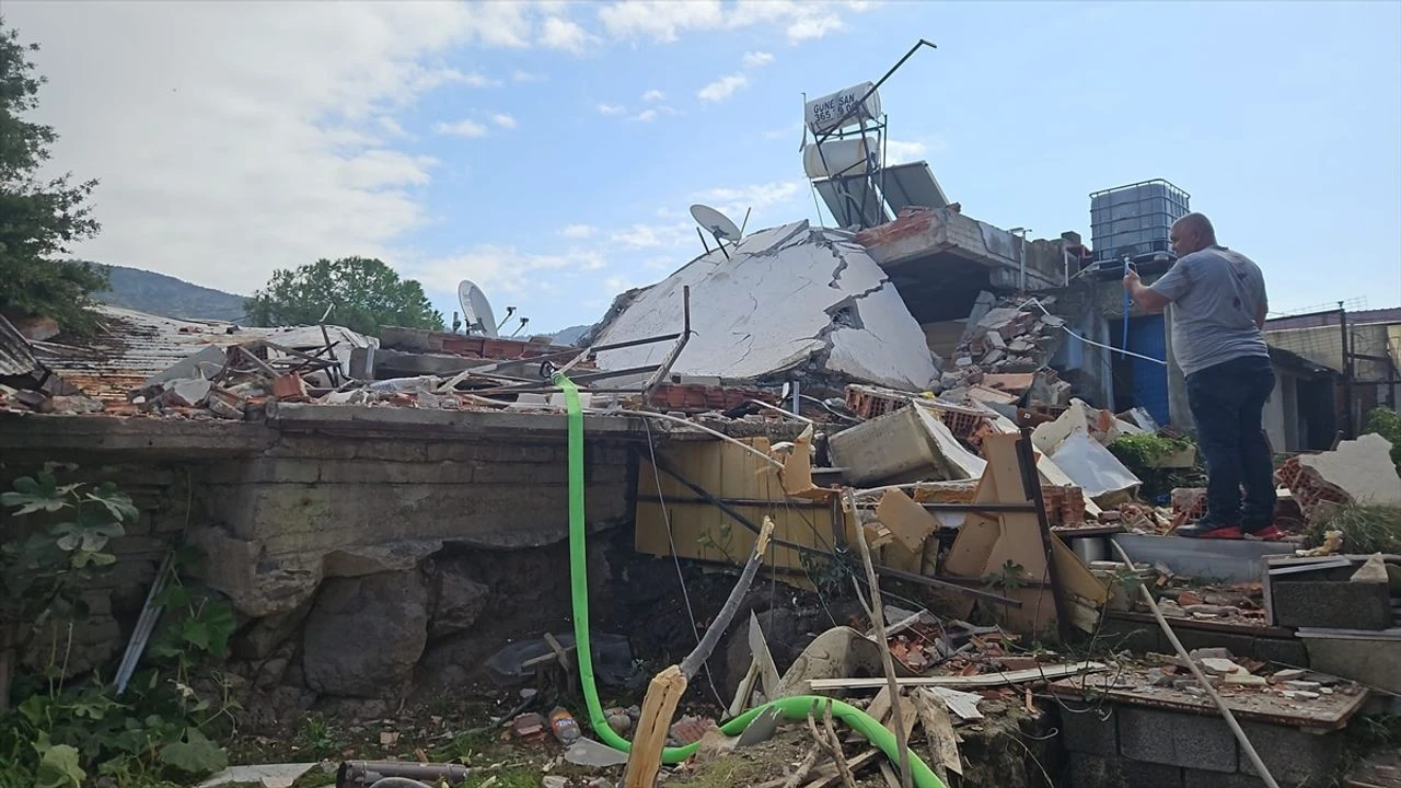 Son dakika! İzmir'de feci patlama: Yıkılan evde yaralılar var!