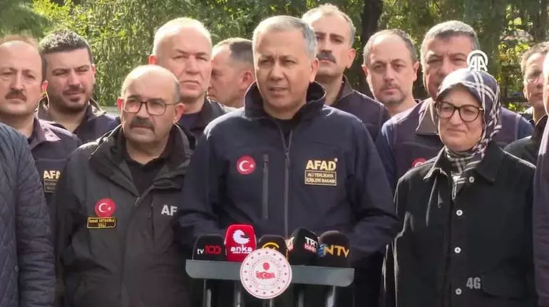 Son dakika... Bakan Yerlikaya ve Memişoğlu'dan Balıkesir depremi sonrası açıklamalar!